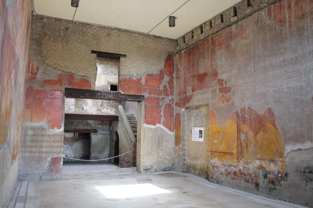 V.8 Herculaneum. March 2014. Room 7, looking north towards north-east corner and east wall.
Foto Annette Haug, ERC Grant 681269 DÉCOR